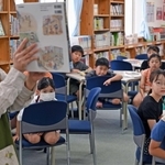 学校図書館での授業。子どもたちは本の世界に引き込まれていく＝神戸市東灘区本山南町４、福池小学校（撮影・風斗雅博）