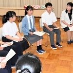 須磨学園高校１年の16人が自身のライフプランや心と体の健康などについて意見を交わした＝神戸市須磨区板宿町３