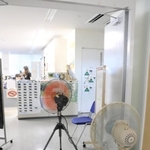 停電中、通路に風を送る扇風機＝淡路市役所