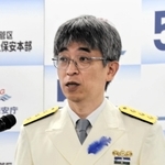 着任会見を開いた第５管区海上保安本部の鍬本浩司本部長＝神戸市中央区波止場町