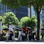 木陰で信号待ちをする人たち＝５日午後、神戸・三宮（撮影・斎藤雅志）