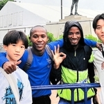 試合終了後の記念撮影。（右から）福原有莉さん、クリス・キンダ選手、ガイドランナーのリワルド・ゴアゴセブさん、福原英桐さん（提供）