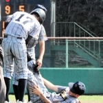 試合中に足をつった選手＝豊岡市戸牧、豊岡こうのとり球場