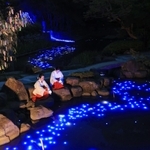 天の川に見立てた光の帯＝６日夜、西宮市社家町、西宮神社