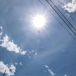 今季最高の38・２度を記録した兵庫県豊岡市。強い日差しが照りつけた＝同市中央町