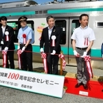 加古川線全線開通１００周年の記念セレモニーでテープカットする六角精児さん（左から３人目）ら＝７日午前、西脇市駅
