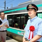 ＪＲ加古川線の記念イベントに登場した六角精児さん＝７日午前、西脇市駅