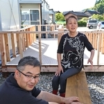 仮設住宅で知り合った井田幸長さん（左）と加賀竹美さん。ボランティアが製作したベンチに腰かけ、世間話を交わす＝石川県七尾市中島町（撮影・長嶺麻子）