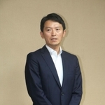 元西播磨県民局長が亡くなったことについて報道各社の取材に応じる斎藤元彦兵庫県知事＝８日夕、県庁