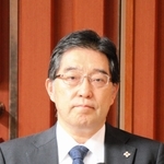 着任会見に臨んだ山崎耕史検事正＝神戸市中央区橘通１、神戸地検