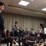 元西播磨県民局長の死去を受け、取材に応じる斎藤元彦兵庫県知事＝８日午後、県庁（撮影・笠原次郎）