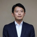 元県民局長の死去を受け、取材に応じる斎藤元彦県知事＝８日午後、神戸市中央区、兵庫県庁（撮影・笠原次郎）