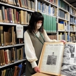 １９３６年ベルリン五輪の公式新聞など和洋書・雑誌が並ぶ田尾文庫＝芦屋市伊勢町