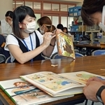 本の修繕をする「本の国から」のメンバーたち＝神戸市東灘区本山南町４、福池小学校（撮影・風斗雅博）