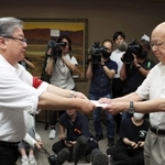 片山安孝副知事（右）に申し入れ書を手渡す県職員労働組合の土取節夫中央執行委員長＝１０日午前、兵庫県庁（撮影・笠原次郎）