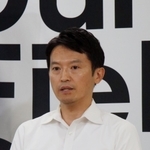 定例会見で辞職をあらためて否定した斎藤元彦知事＝１０日午後、兵庫県庁