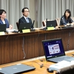 不妊治療支援検討会で意見を交わす委員ら＝兵庫県庁