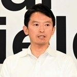 定例会見で辞職を否定する斎藤元彦知事＝１０日午後、兵庫県庁