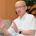 神戸新聞社の取材に応じ、自身の進退について話す兵庫県の片山安孝副知事＝兵庫県庁