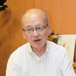 神戸新聞社の取材に応じ、自身の進退について話す兵庫県の片山安孝副知事＝兵庫県庁