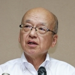 辞任の意向を固めたことについて、記者からの質問に答える片山安孝副知事＝１２日午前、兵庫県庁（撮影・長嶺麻子）