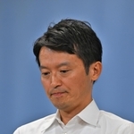 片山安孝副知事の辞職表明を受けて会見する斎藤元彦知事＝１２日午後、兵庫県庁（撮影・斎藤雅志）