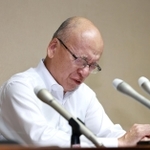 「知事を支えきれなかった」と涙ぐむ片山安孝副知事＝１２日午前、兵庫県庁（撮影・長嶺麻子）