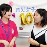 防災女子の活動を振り返る初代代表の向井明以さん（右）と現代表の山室亜衣さん＝神戸市中央区