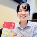 手記の英訳に取り組んだ貞岩しずくさん＝西宮市内
