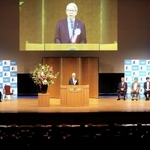 開設１００年の記念式典であいさつする木原康樹院長（中央）＝14日午前、神戸市中央区港島中町６、神戸ポートピアホテル