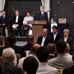 自民党兵庫県連の大会に出席し、あいさつする服部洋平兵庫県副知事（中央）＝１４日午後、神戸市中央区（撮影・斎藤雅志）
