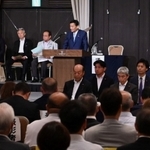 自民党兵庫県連の大会で、混乱する兵庫県政について語った末松信介参院議員＝１４日午後、神戸市中央区（撮影・斎藤雅志）