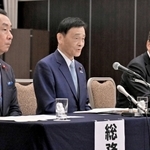 斎藤元彦知事を巡る問題について、会見で質問に答える自民党兵庫県連の末松信介会長（左から２人目）ら＝１４日午後、神戸市中央区（撮影・斎藤雅志）