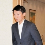 関西３空港懇談会の会場に入る斎藤元彦兵庫県知事＝15日午後、大阪市北区