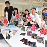 商品開発やＳＮＳでの情報発信などを通じて青森県の魅力を伝える「フェリシモ青森部」のメンバー＝神戸市中央区新港町、フェリシモ
