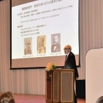 ＩＴＣ-Ｊの年次大会で講演する仲野徹大阪大名誉教授＝神戸市中央区港島中町６