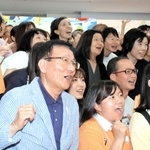 笑顔で記念写真に納まる参加者＝神戸市中央区八幡通４ 