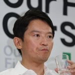 会見で進退を問われ、引き続き県政を担う意志を示した兵庫県の斎藤元彦知事＝１６日午後、同県庁（撮影・笠原次郎）