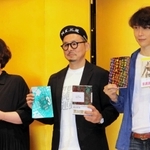 直木賞に選ばれた一穂ミチさん（左）、芥川賞に選ばれた松永Ｋ三蔵さん（中央）、朝比奈秋さん＝１７日午後、東京都内
