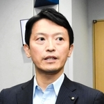 関西広域連合委員会の会合後、記者団から進退について問われる斎藤元彦知事＝18日午前、大阪市北区、大阪国際会議場