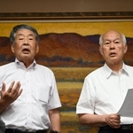 要請文の提出後に会見に応じる「ひょうご県友会」の吉本知之会長（左）と兵庫県職員退職者会の小島修二会長＝１８日午後、兵庫県庁（撮影・斎藤雅志）