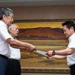 兵庫県政の早期正常化を求める要請文を井筒信太郎職員局長（右）に提出する「ひょうご県友会」の吉本知之会長（左）と兵庫県職員退職者会の小島修二会長＝１８日午後、兵庫県庁（撮影・斎藤雅志）