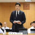 百条委の冒頭で発言する委員長の奥谷謙一県議＝１９日午後１時３２分、兵庫県庁（撮影・小林良多）
