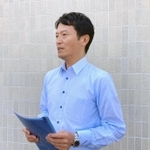 施設を訪問後、報道陣の質問に答える斎藤元彦知事＝１９日午後、神戸市兵庫区中之島２