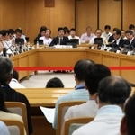 斎藤元彦兵庫県知事のパワハラ疑惑などを巡って開かれた兵庫県議会の百条委員会＝１９日午後、県庁（撮影・笠原次郎）
