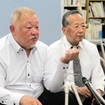 会員の補助金不正取得について会見する県クレー射撃協会の難波克哲代表理事（左）ら＝２２日午後、兵庫県庁（撮影・鈴木雅之）
