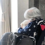 男性医師による手術の後、自力で歩けなくなった女性（家族提供）