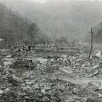 「城崎町の焼跡」として伝わる写真。温泉街は地震後の大火で焼き尽くされた＝兵庫県発行「北但震災誌」（１９２６年）より