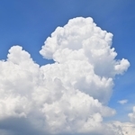 神戸の市街地上空に現れた入道雲＝２４日午後、神戸市中央区東川崎町１から神戸・三宮方面を望む（撮影・斎藤雅志）