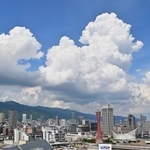 神戸上空に湧き立つ入道雲＝２４日午後、神戸市中央区東川崎町１から三宮方面を望む（撮影・斎藤雅志）